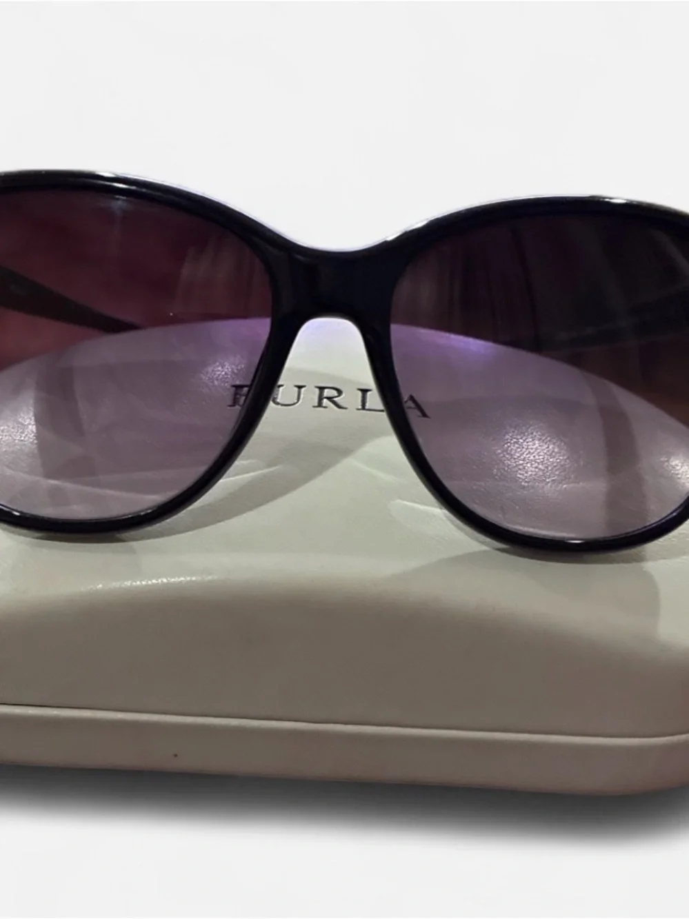 Stylish Black Women’s Sunglasses with Gradient Lenses